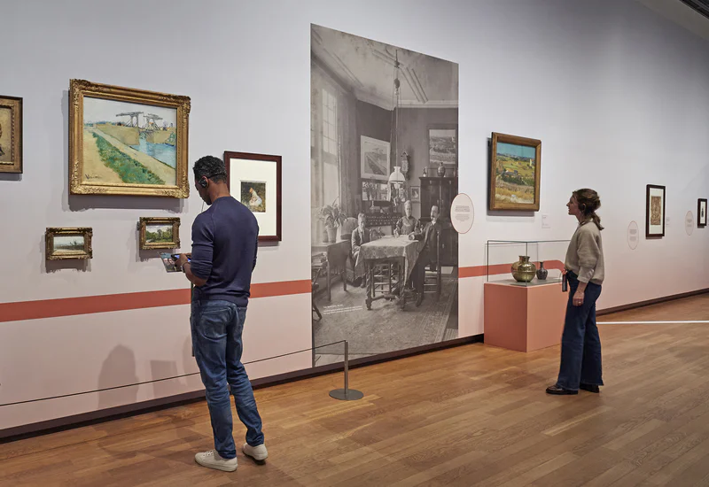 Bezoekers in de tentoonstelling 'Kiezen voor Vincent', foto: Michael Floor